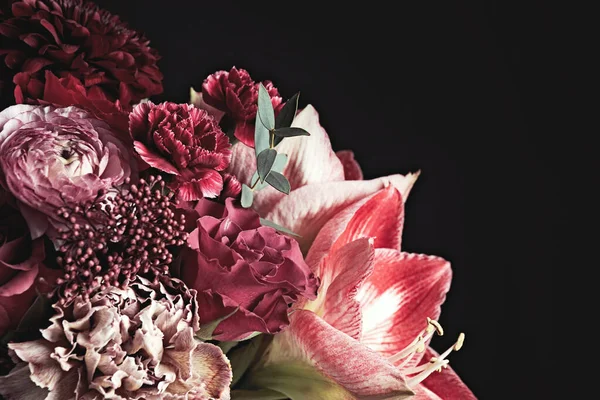 黒の背景に異なる花の美しい花束 ダークヴィンテージ効果のある花のカードデザイン — ストック写真