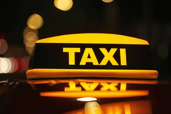 Şehir Caddesinde Sarı Çatılı Taksi Yakın Çekim — Stok fotoğraf