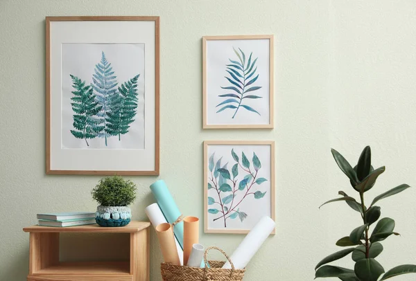Habitación Elegante Diseño Interiores Con Pinturas Florales —  Fotos de Stock
