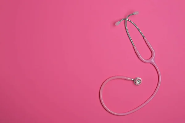 Modernes Stethoskop Auf Rosa Hintergrund Draufsicht Raum Für Text — Stockfoto