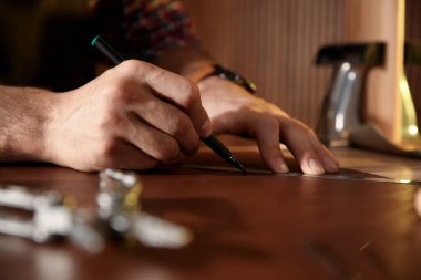 Masada deri parçasıyla çalışan adam, yakın plan.