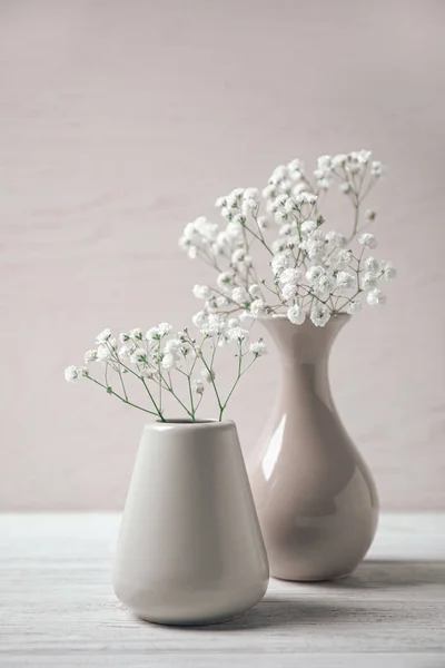 Flores Gypsophila Vasos Mesa Contra Fundo Claro — Fotografia de Stock