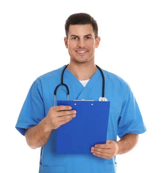Arzt mit Klemmbrett und Stethoskop auf weißem Hintergrund — Stockfoto