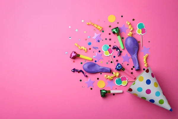 Platte Lay Compositie Met Partycap Roze Achtergrond Ruimte Voor Tekst — Stockfoto