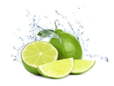 Taze yeşil limonlar beyazda izole edilmiş.
