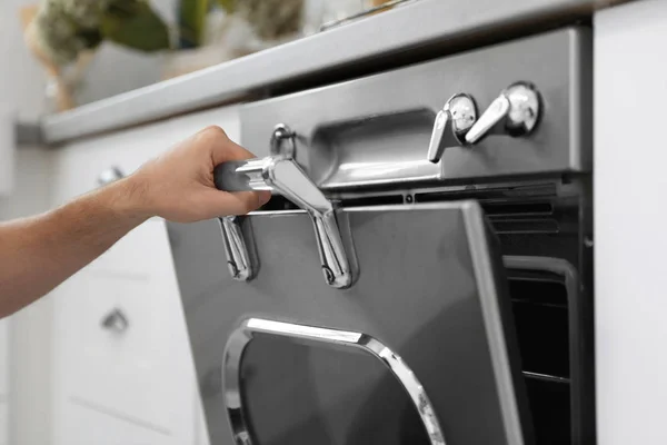 Homem Usando Forno Moderno Cozinha Close — Fotografia de Stock