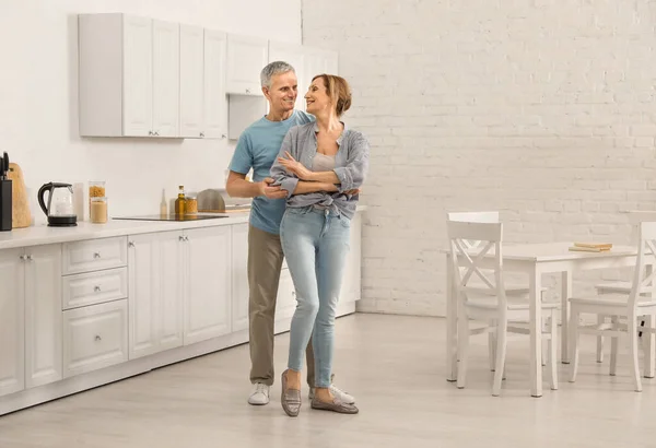 Feliz Casal Sênior Dançando Juntos Cozinha — Fotografia de Stock