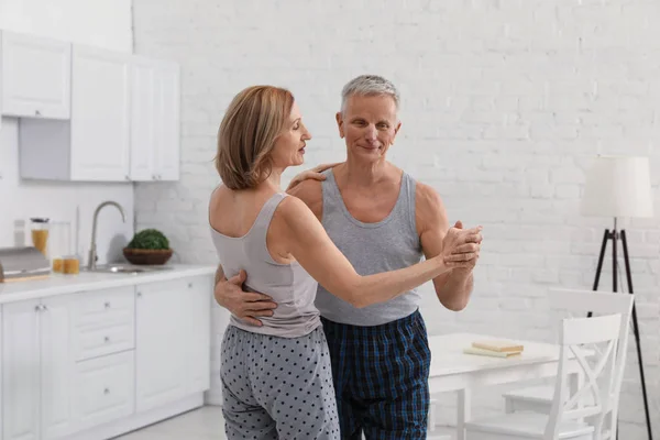 Feliz Pareja Ancianos Bailando Juntos Cocina —  Fotos de Stock