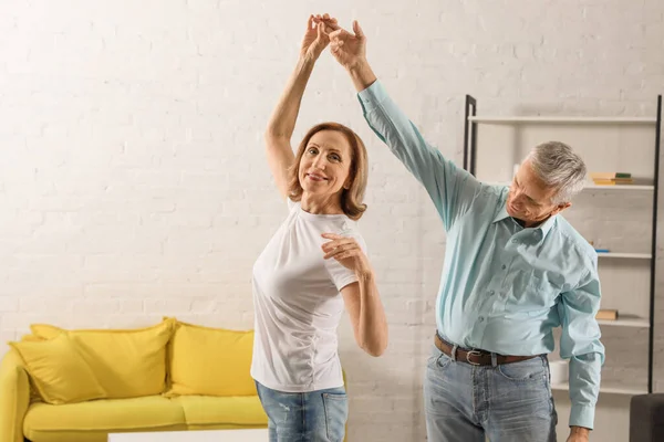 Gelukkig Senior Paar Dansen Woonkamer — Stockfoto