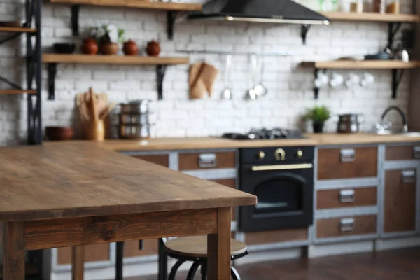 Güzel mutfakta boş ahşap masa. İç tasarım — Stok fotoğraf