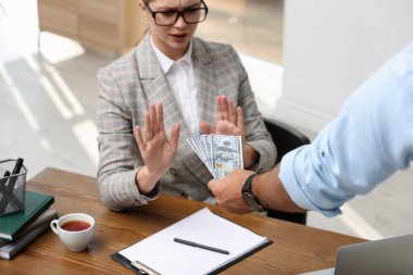 İş kadını ofiste rüşvet almayı reddediyor.