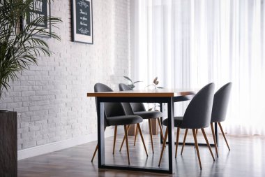 Modern yemek odasının içi şık mobilyalarla dolu.