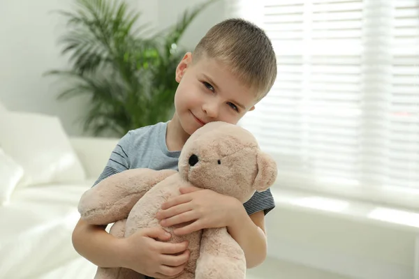 Niño Pequeño Con Oso Juguete Casa —  Fotos de Stock