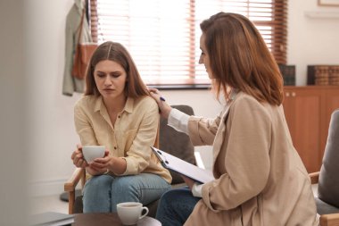 Ofiste hastayla çalışan profesyonel psikoterapist.