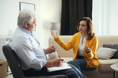 Ofiste hastayla çalışan profesyonel psikoterapist.