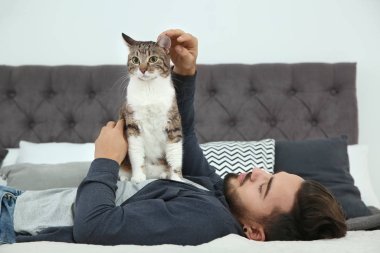 Evde kedisi olan mutlu bir adam. Dost canlısı.