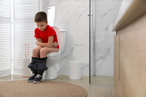 Anak Itu Menderita Wasir Toilet Mangkuk Kamar Kecil — Stok Foto