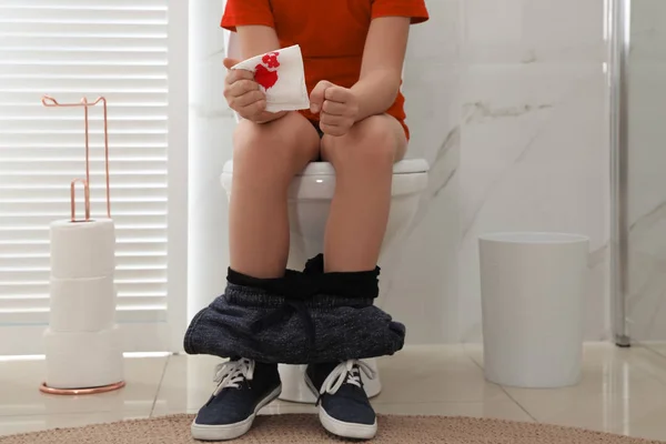 Menino Segurando Papel Higiênico Com Mancha Sangue Sala Descanso Close — Fotografia de Stock