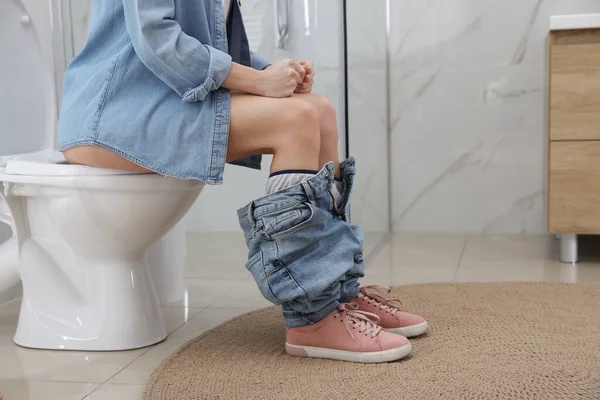 Frau Leidet Hämorrhoiden Auf Toilettenschüssel Ruheraum Nahaufnahme — Stockfoto