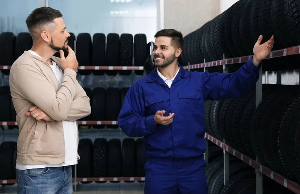 Mechanic Helping Client Choose Car Tire Auto Store — ストック写真