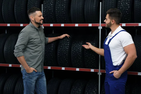 Mecânico Ajudando Cliente Escolher Pneu Carro Loja Automóveis — Fotografia de Stock