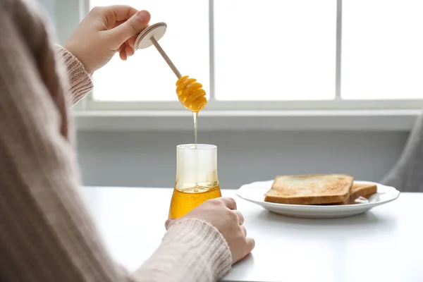 Mujer Con Miel Cazo Mesa Blanca Primer Plano — Foto de Stock