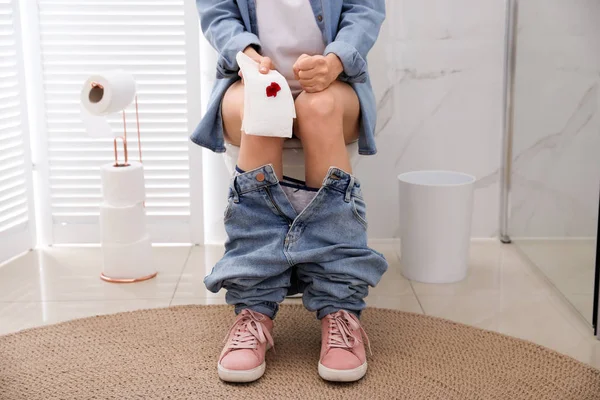 Женщина Держит Туалетную Бумагу Пятном Крови Комнате Отдыха Крупным Планом — стоковое фото