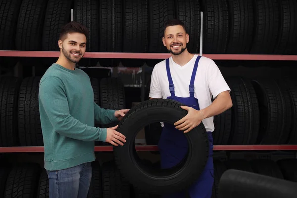 Mecânico Ajudando Cliente Escolher Pneu Carro Loja Automóveis — Fotografia de Stock