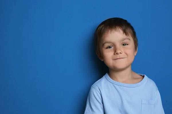 青の背景にかわいい男の子の肖像画 テキストのスペース — ストック写真