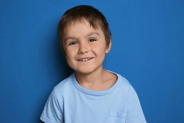 青の背景に幸せな男の子の肖像画 — ストック写真