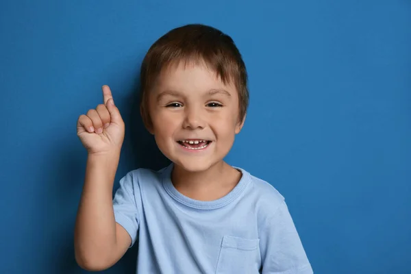 Portret Van Gelukkig Jongetje Blauwe Achtergrond — Stockfoto