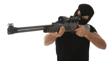 Beyaz arka planda keskin nişancı tüfeği olan profesyonel bir katil.