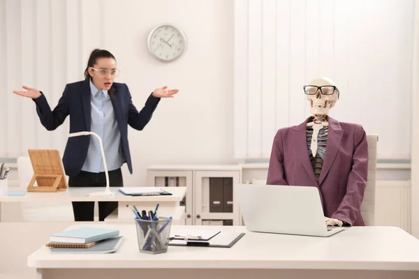 Mujer Joven Trabajando Con Esqueleto Oficina —  Fotos de Stock