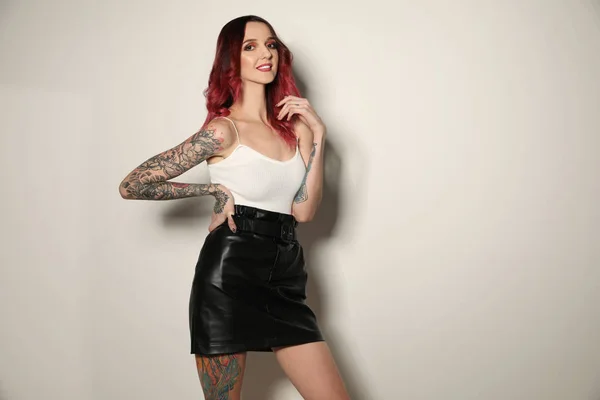 Vacker Kvinna Med Tatueringar Kroppen Mot Ljus Bakgrund — Stockfoto