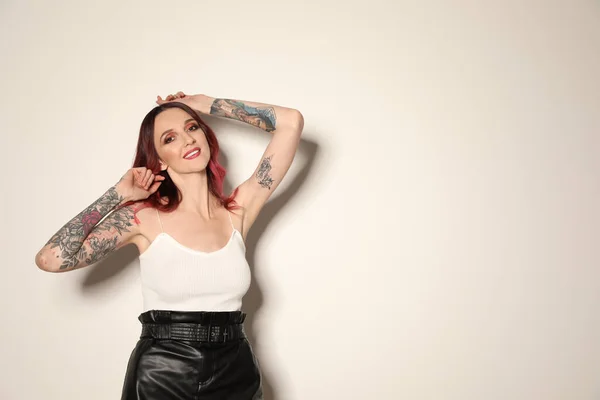 Vacker Kvinna Med Tatueringar Armar Mot Ljus Bakgrund Plats För — Stockfoto