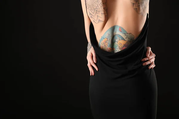 Mulher Bonita Com Tatuagens Corpo Contra Fundo Preto Visão Traseira — Fotografia de Stock