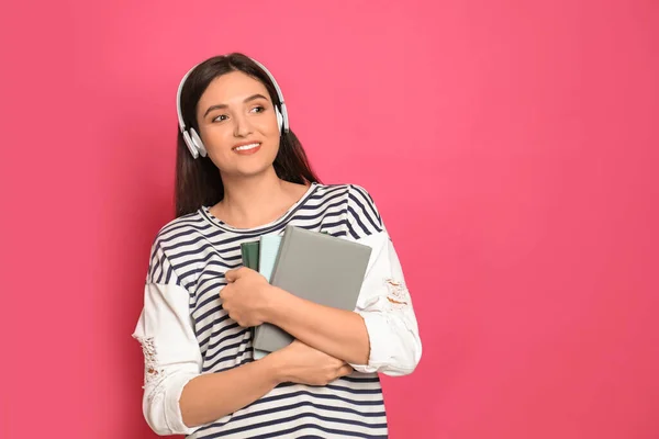 Mujer Joven Escuchando Audiolibro Sobre Fondo Rosa Espacio Para Texto — Foto de Stock