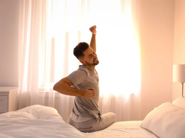 Joven Que Estira Cama Casa Mañana Perezosa — Foto de Stock