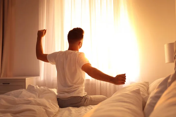 Νεαρός Άντρας Ξαπλωμένος Στο Κρεβάτι Θέα Από Πίσω Τεμπέλικο Πρωινό — Φωτογραφία Αρχείου