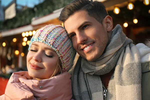 Happy Couple Warm Clothes Winter Fair Christmas Season — Stock Photo, Image