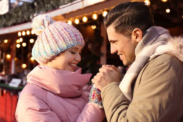 Happy Couple Warm Clothes Winter Fair Christmas Season — Stock Photo, Image