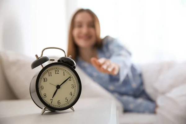 Junge Frau Morgens Hause Fokus Auf Wecker — Stockfoto