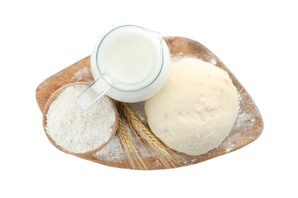 Tablero con masa, leche y harina sobre fondo blanco, vista superior . —  Fotos de Stock