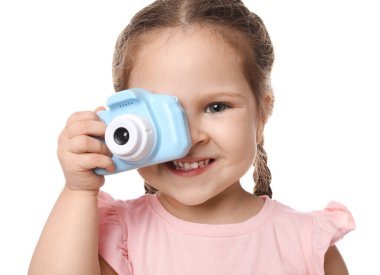 Küçük fotoğrafçı beyaz sırtında oyuncak kamerayla fotoğraf çekiyor.
