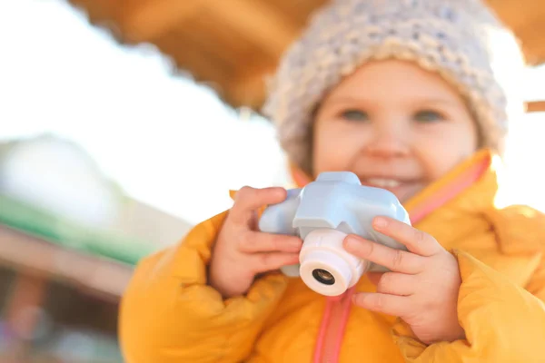 Söt liten fotograf utomhus, fokus på händer med kamera — Stockfoto