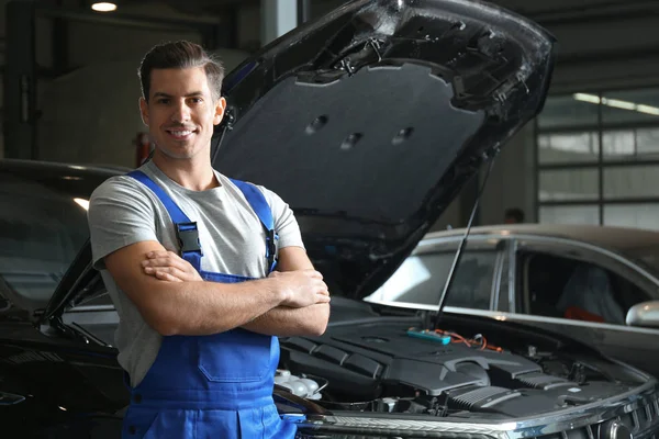 Mecánico Cerca Del Automóvil Centro Servicio Espacio Para Texto Diagnóstico — Foto de Stock