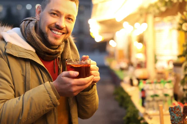 Boldog ember forralt borral a téli vásáron. — Stock Fotó