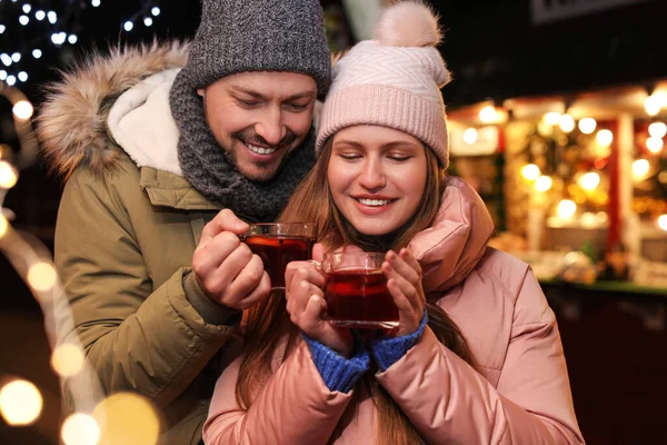 Szczęśliwa para z grzanym winem na targach zimowych — Zdjęcie stockowe