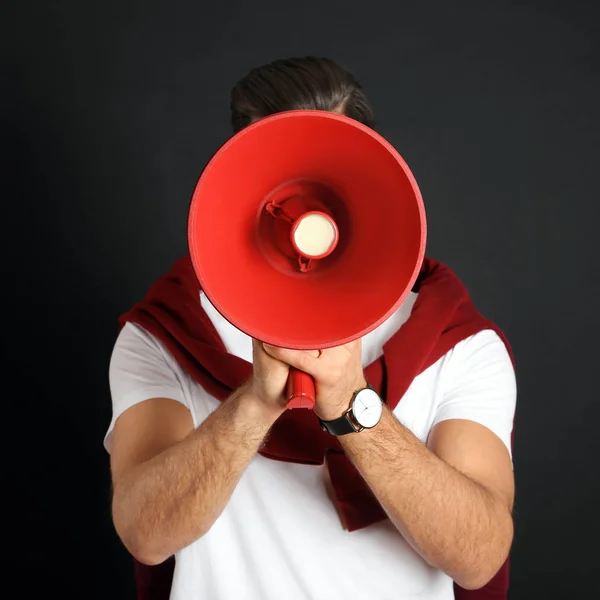Man med röd megafon på svart bakgrund — Stockfoto
