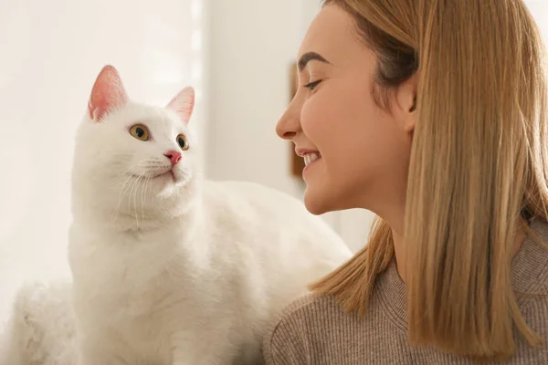 Mladá žena se svou krásnou bílou kočkou doma. Fluffy pet — Stock fotografie